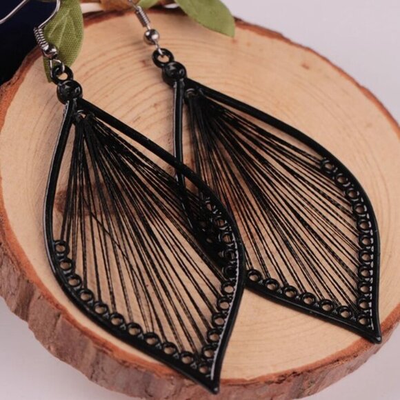NWOT Bohemian Abstract Leaf Black Alloy String Earrings Lightweight w/ Free Gift - Picture 1 of 3